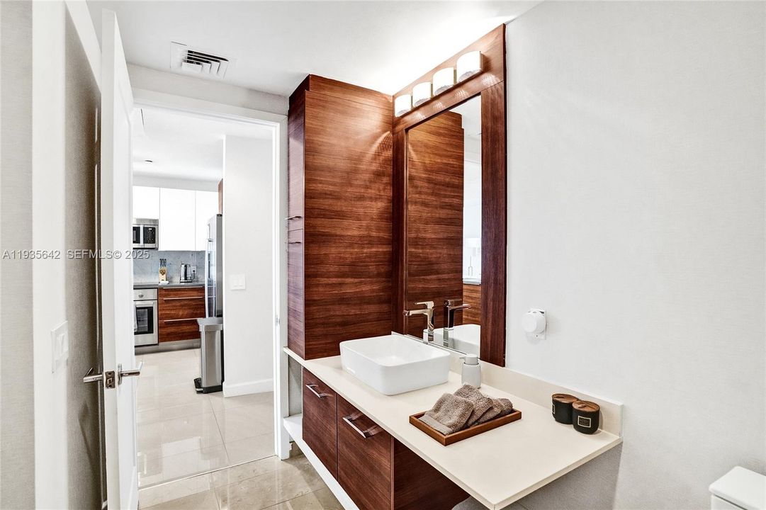 For Sale: $876,000 (2 beds, 2 baths, 1191 Square Feet)