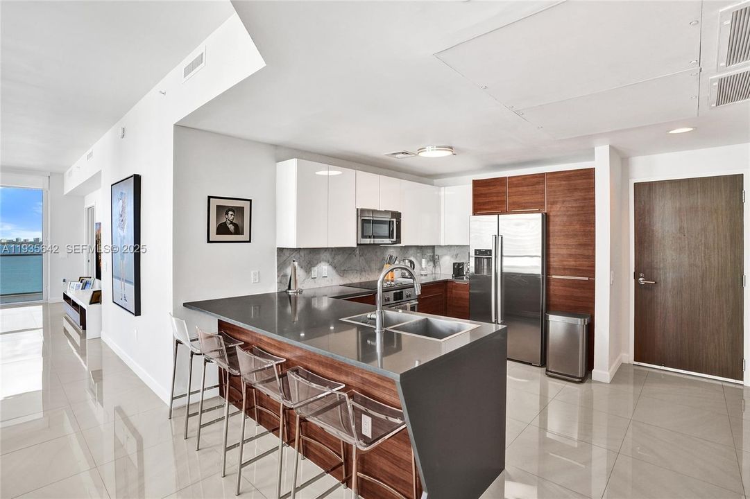 For Sale: $876,000 (2 beds, 2 baths, 1191 Square Feet)