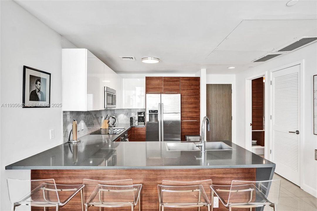 For Sale: $876,000 (2 beds, 2 baths, 1191 Square Feet)