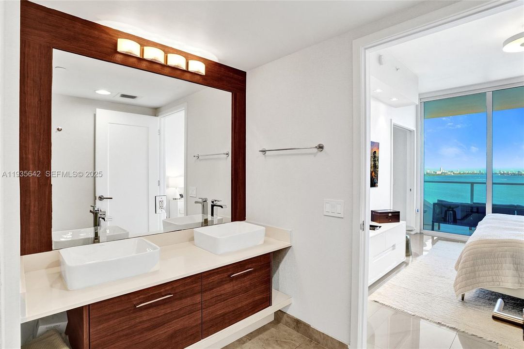 For Sale: $876,000 (2 beds, 2 baths, 1191 Square Feet)