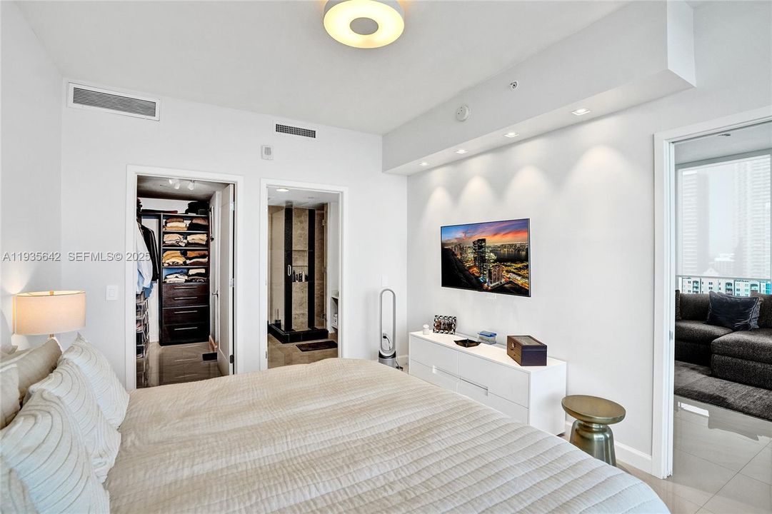 For Sale: $876,000 (2 beds, 2 baths, 1191 Square Feet)