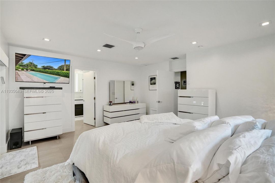 For Sale: $1,825,000 (5 beds, 3 baths, 2462 Square Feet)