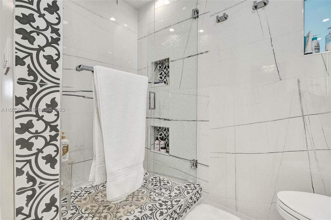 For Sale: $1,825,000 (5 beds, 3 baths, 2462 Square Feet)