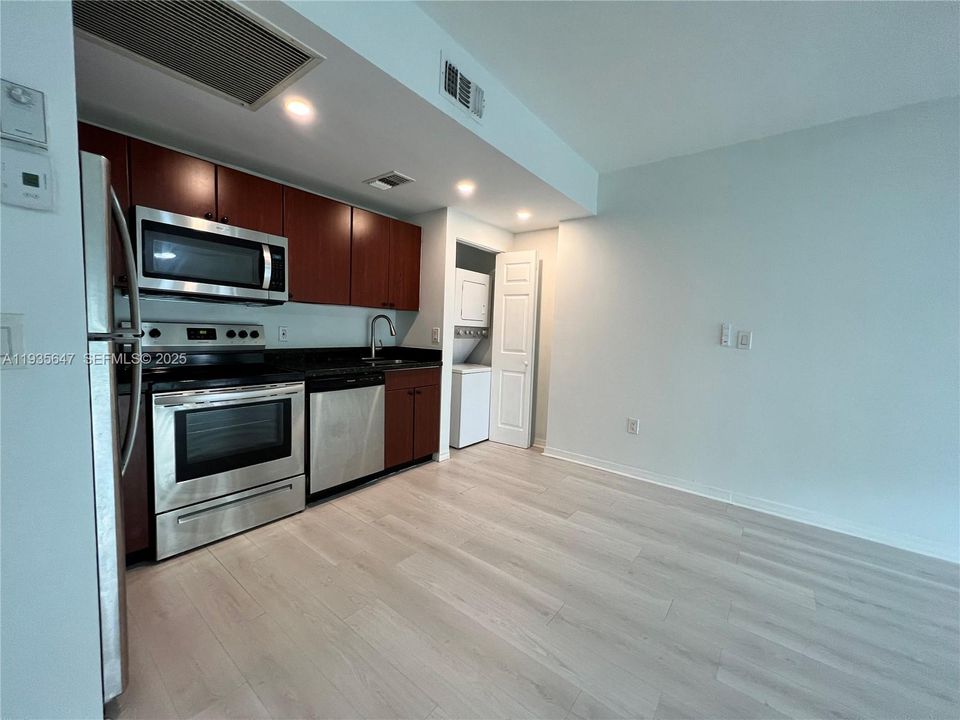 出租: $2,200 (1 贝兹, 1 浴室, 800 平方英尺)