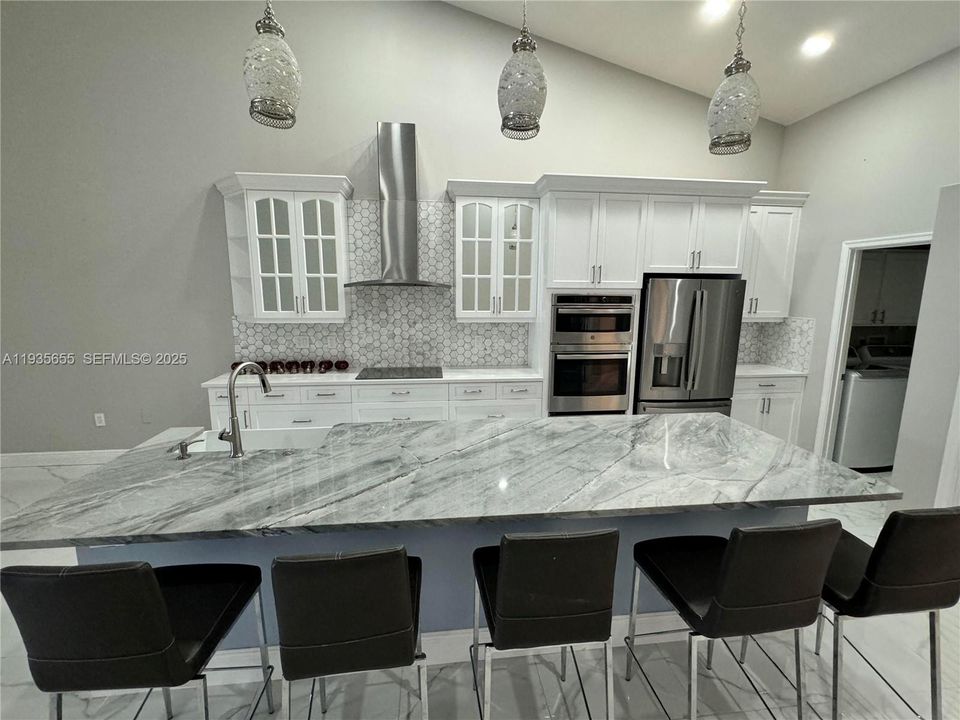 出租: $4,100 (3 贝兹, 3 浴室, 1961 平方英尺)