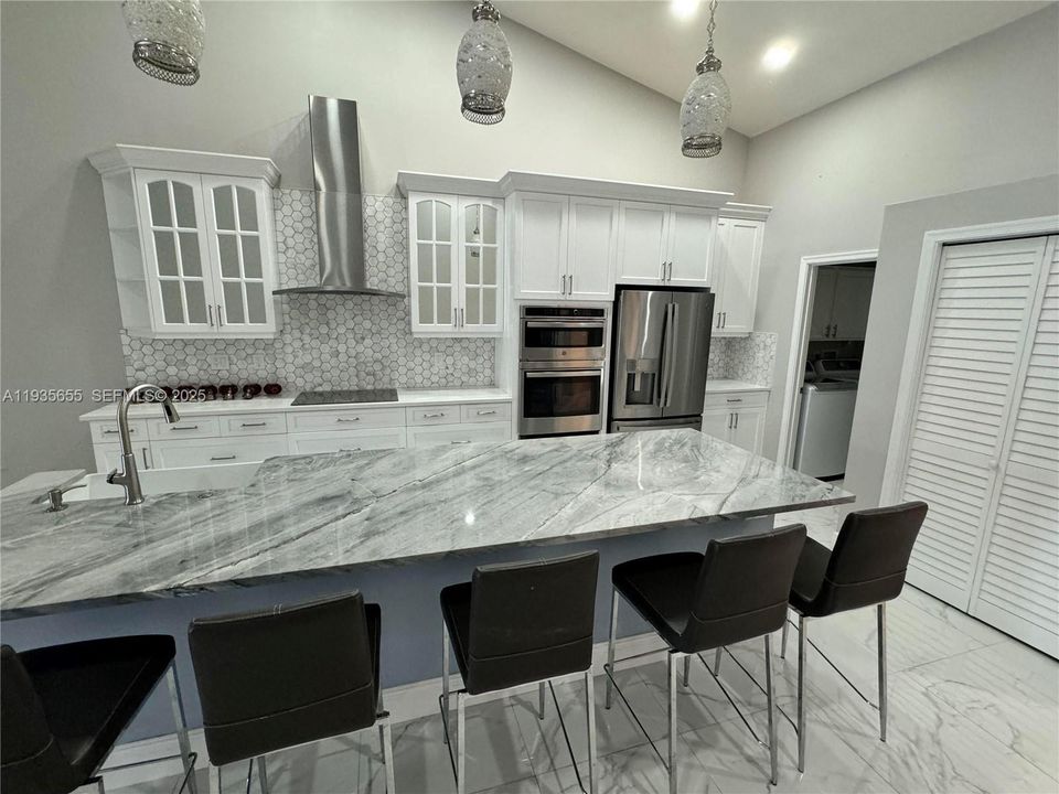 出租: $4,100 (3 贝兹, 3 浴室, 1961 平方英尺)