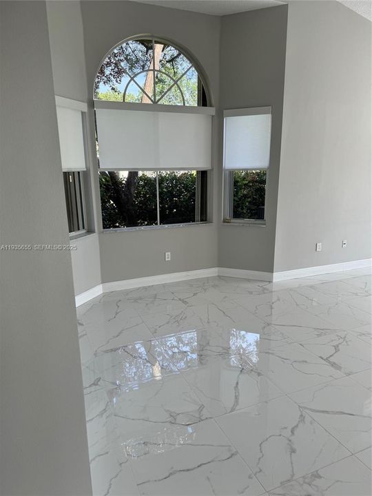 出租: $4,100 (3 贝兹, 3 浴室, 1961 平方英尺)