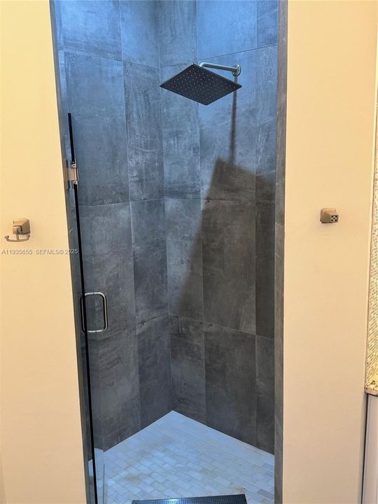 出租: $4,100 (3 贝兹, 3 浴室, 1961 平方英尺)