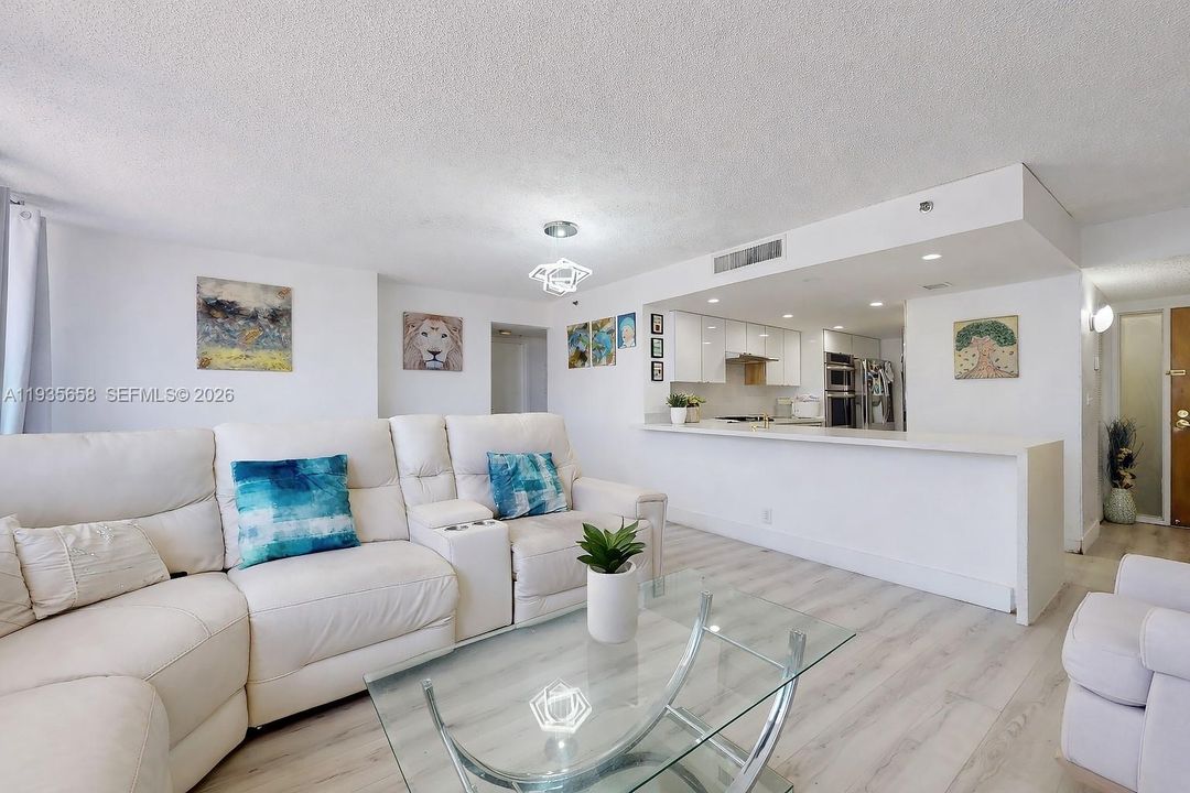 На продажу: $659,000 (3 спален, 3 ванн, 1390 Квадратных фут)