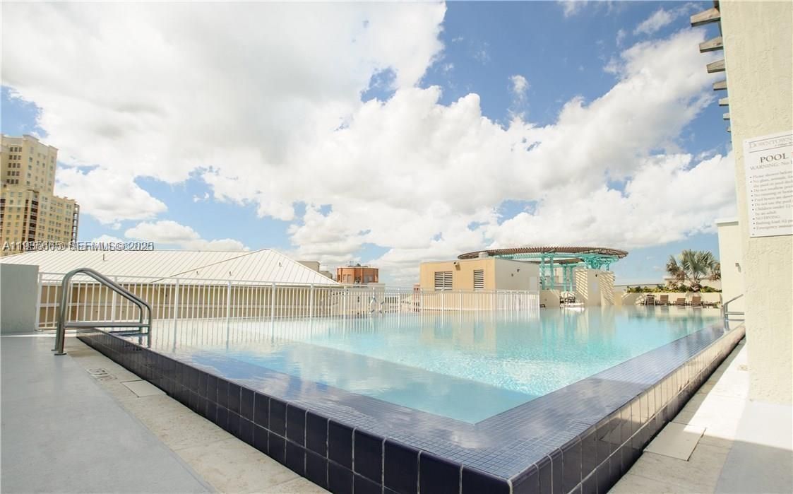 待售: $450,000 (2 贝兹, 2 浴室, 1242 平方英尺)