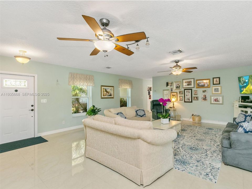 For Sale: $700,000 (3 beds, 2 baths, 2017 Square Feet)