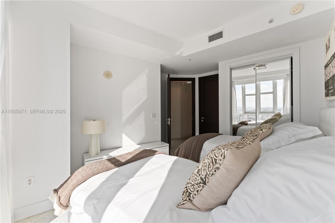 出租: $13,000 (3 贝兹, 3 浴室, 3016 平方英尺)