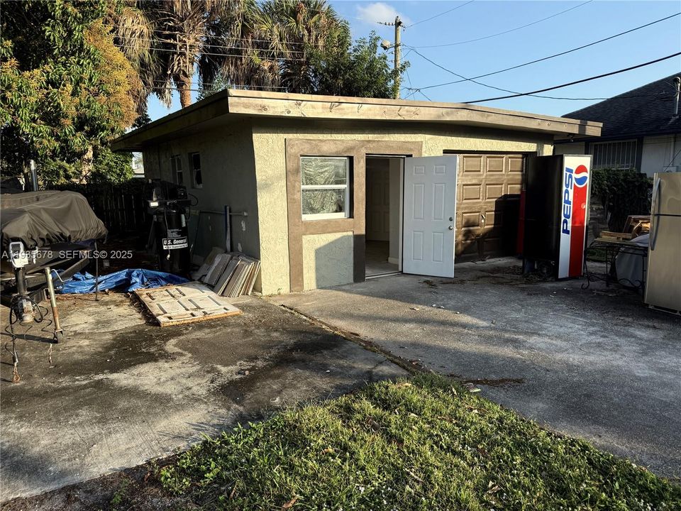 For Rent: $1,500 (1 beds, 1 baths, 3803 Square Feet)