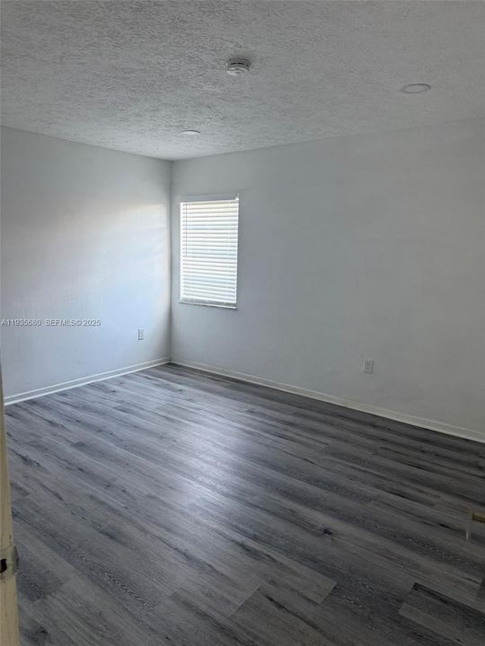 出租: $2,150 (2 贝兹, 1 浴室, 820 平方英尺)