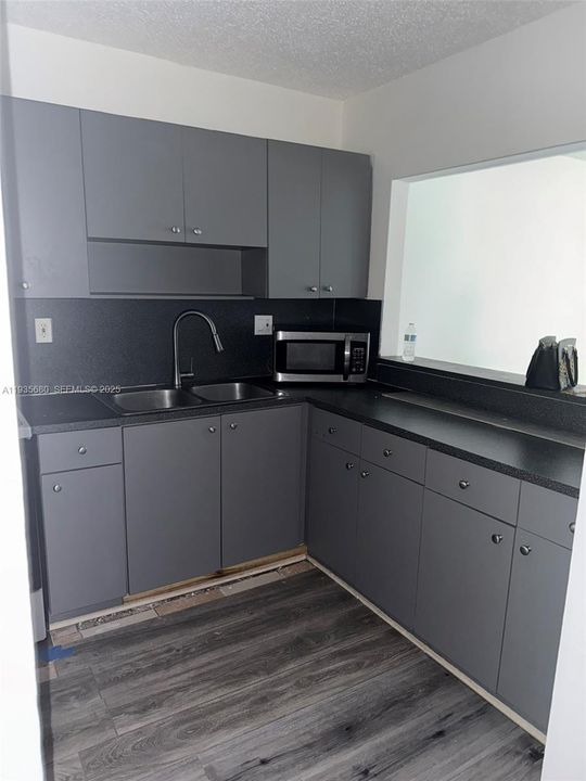 出租: $2,150 (2 贝兹, 1 浴室, 820 平方英尺)