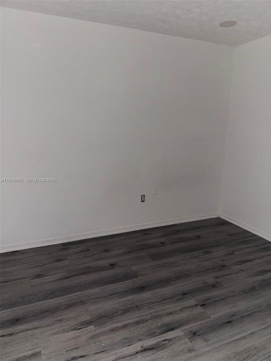 出租: $2,150 (2 贝兹, 1 浴室, 820 平方英尺)