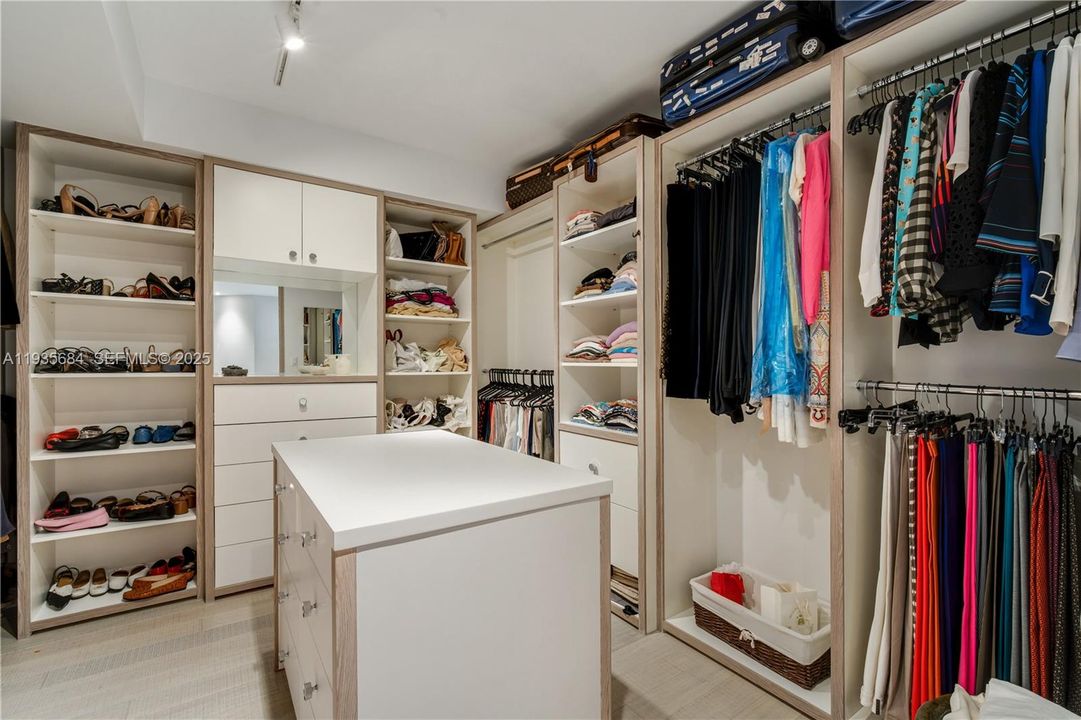 В аренду: $20,000 (3 спален, 4 ванн, 3680 Квадратных фут)