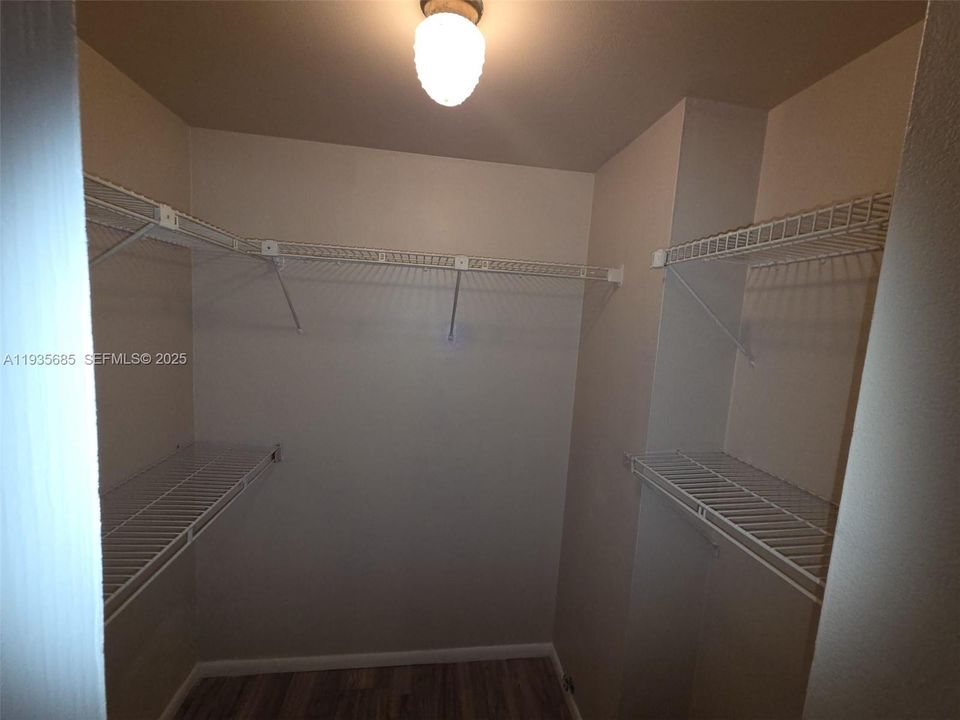 В аренду: $1,900 (2 спален, 2 ванн, 949 Квадратных фут)