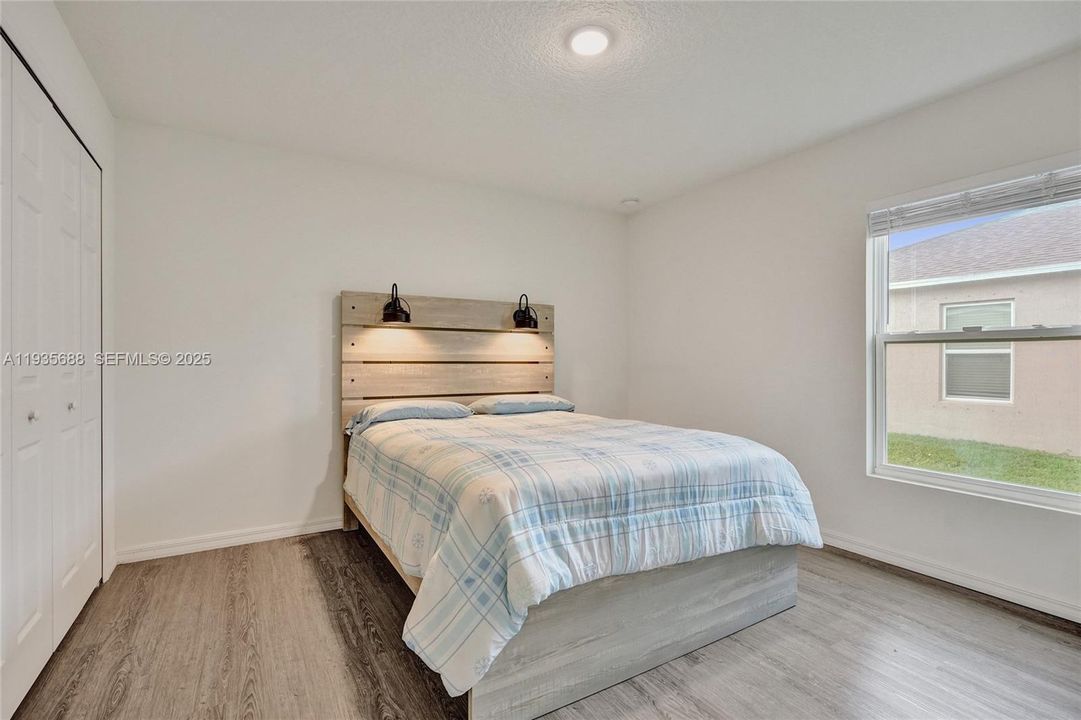 For Sale: $440,000 (5 beds, 2 baths, 2124 Square Feet)