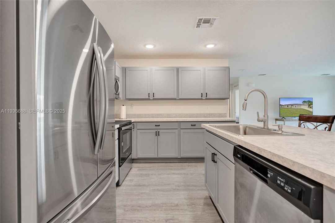 For Sale: $440,000 (5 beds, 2 baths, 2124 Square Feet)