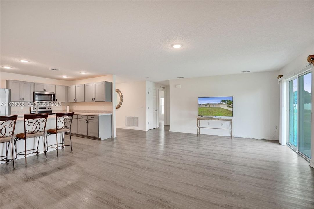 For Sale: $440,000 (5 beds, 2 baths, 2124 Square Feet)