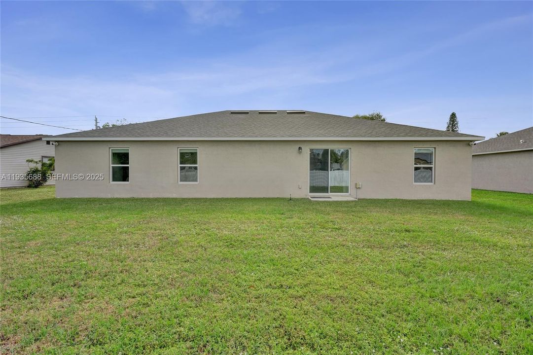 For Sale: $440,000 (5 beds, 2 baths, 2124 Square Feet)