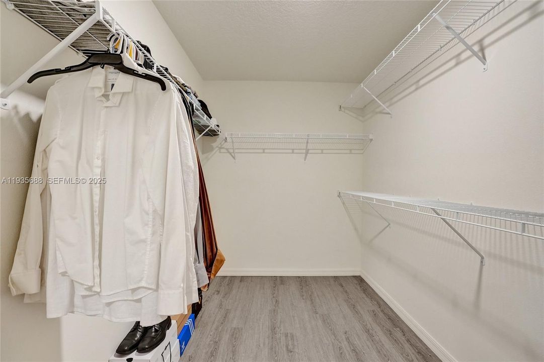 For Sale: $440,000 (5 beds, 2 baths, 2124 Square Feet)