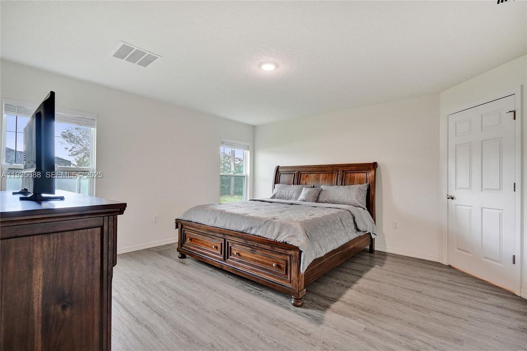 For Sale: $440,000 (5 beds, 2 baths, 2124 Square Feet)