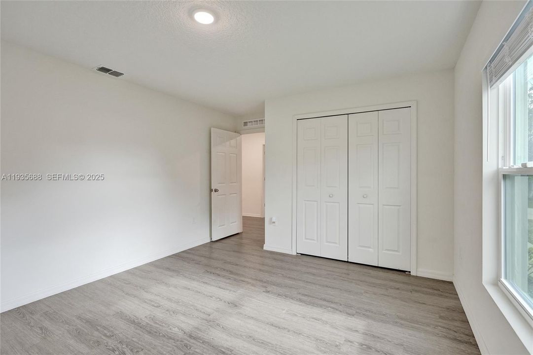 For Sale: $440,000 (5 beds, 2 baths, 2124 Square Feet)