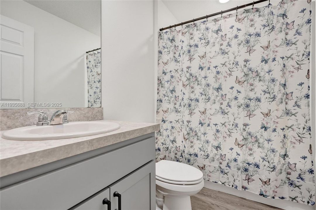 For Sale: $440,000 (5 beds, 2 baths, 2124 Square Feet)