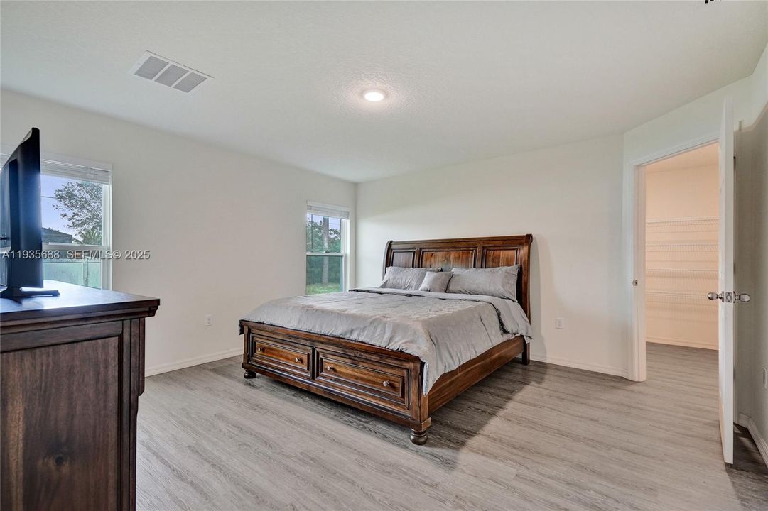 For Sale: $440,000 (5 beds, 2 baths, 2124 Square Feet)