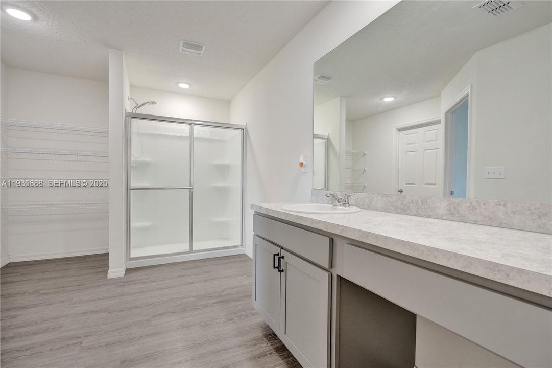 For Sale: $440,000 (5 beds, 2 baths, 2124 Square Feet)