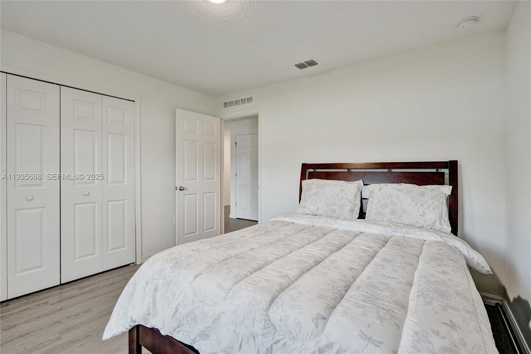 For Sale: $440,000 (5 beds, 2 baths, 2124 Square Feet)