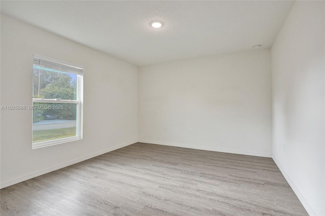 For Sale: $440,000 (5 beds, 2 baths, 2124 Square Feet)