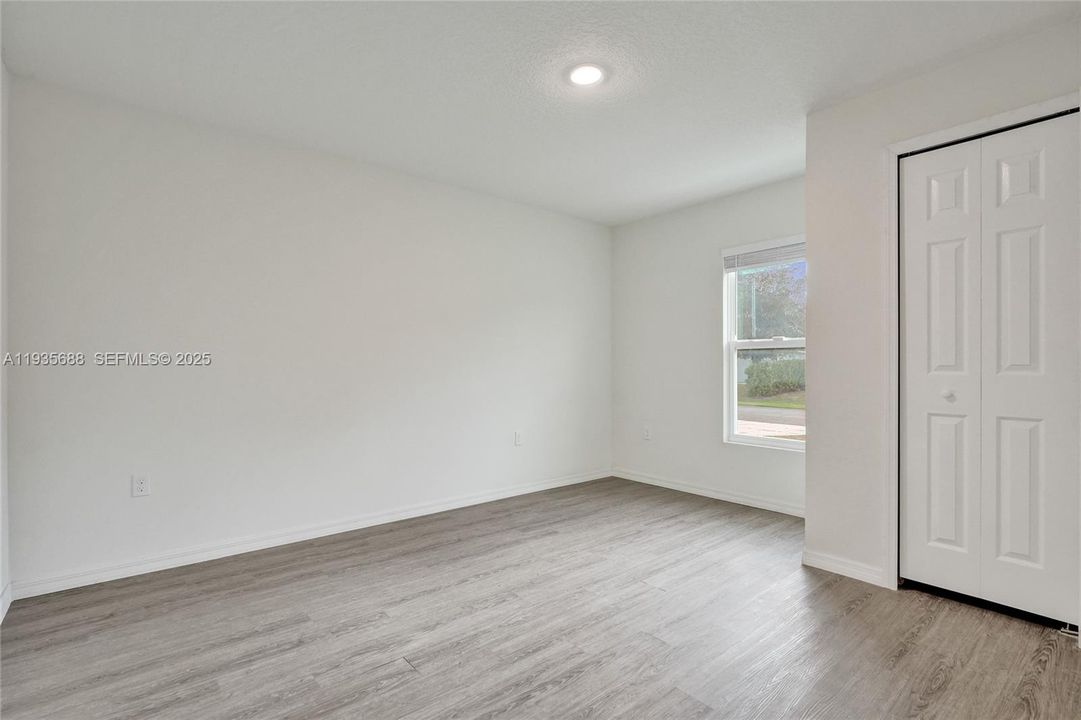 For Sale: $440,000 (5 beds, 2 baths, 2124 Square Feet)