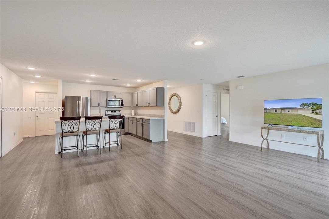 For Sale: $440,000 (5 beds, 2 baths, 2124 Square Feet)