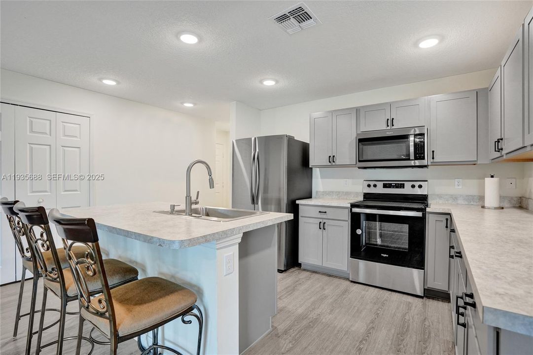 For Sale: $440,000 (5 beds, 2 baths, 2124 Square Feet)