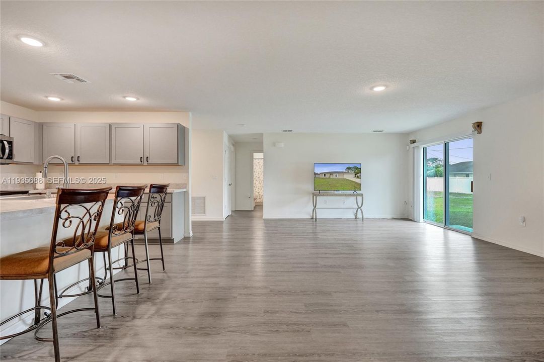 For Sale: $440,000 (5 beds, 2 baths, 2124 Square Feet)