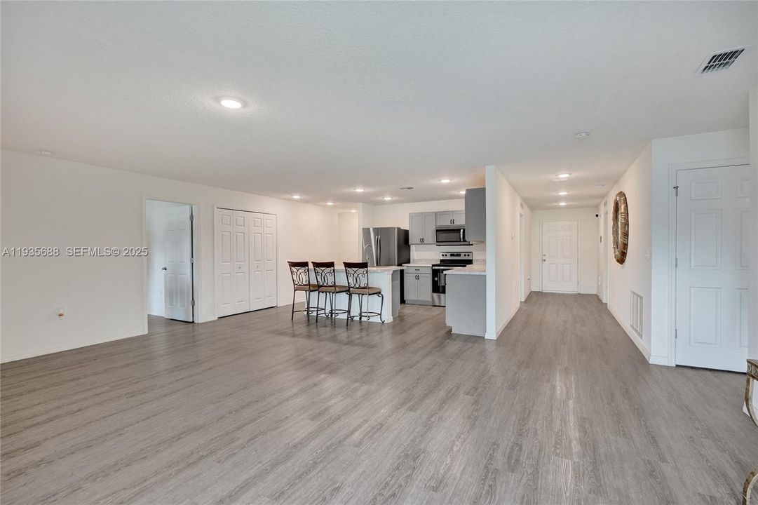 For Sale: $440,000 (5 beds, 2 baths, 2124 Square Feet)