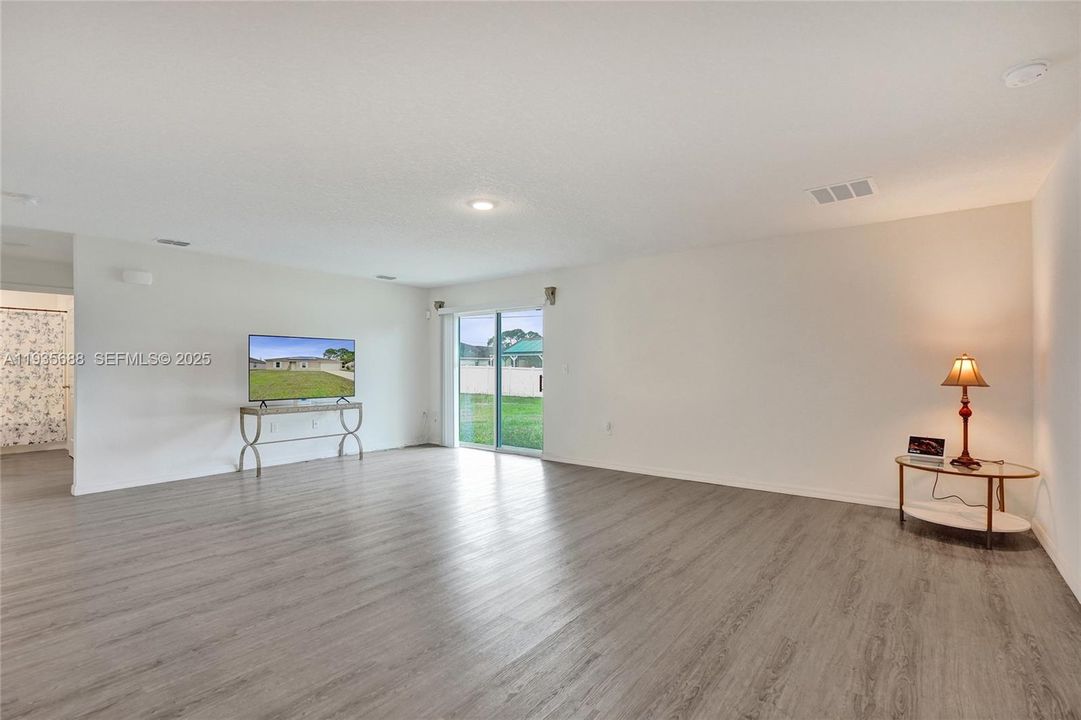 For Sale: $440,000 (5 beds, 2 baths, 2124 Square Feet)