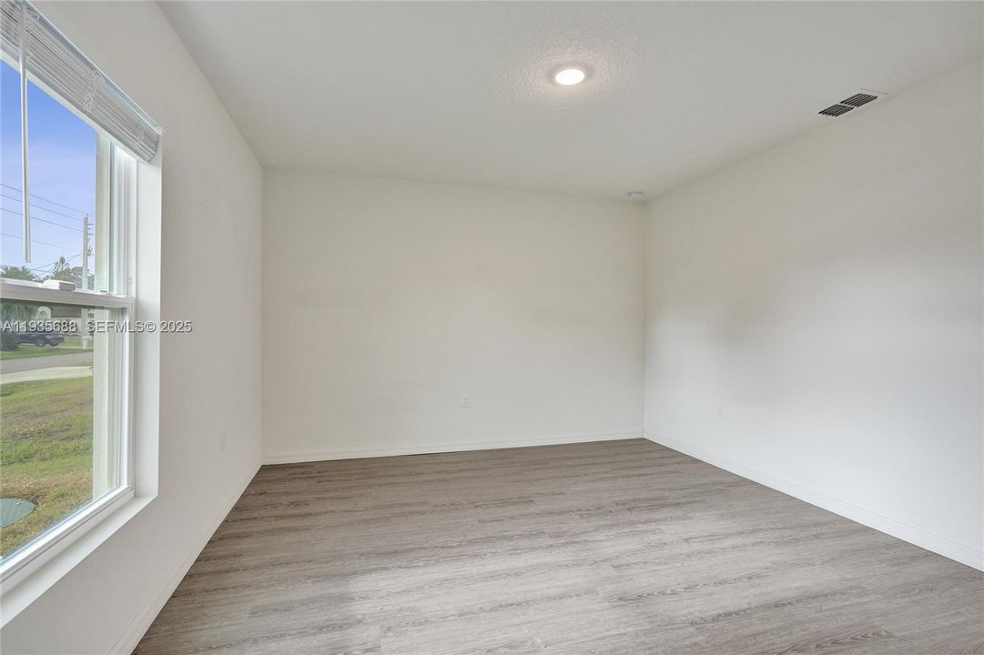 For Sale: $440,000 (5 beds, 2 baths, 2124 Square Feet)