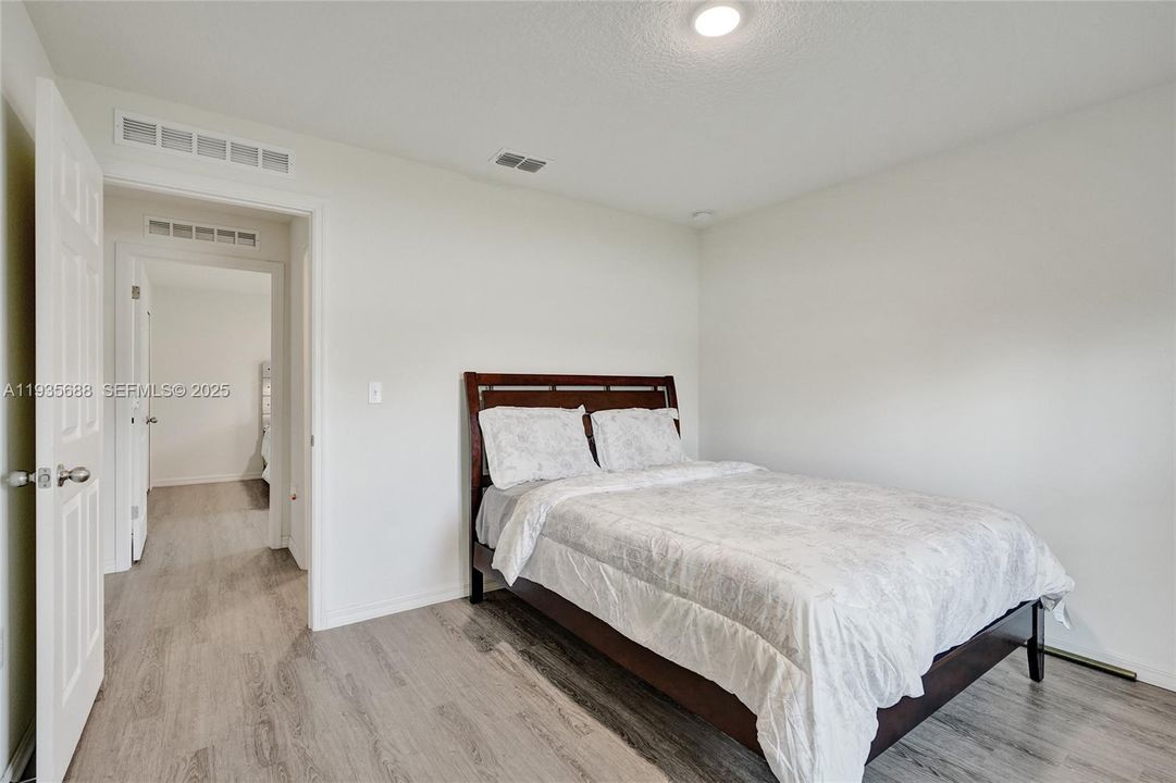 For Sale: $440,000 (5 beds, 2 baths, 2124 Square Feet)