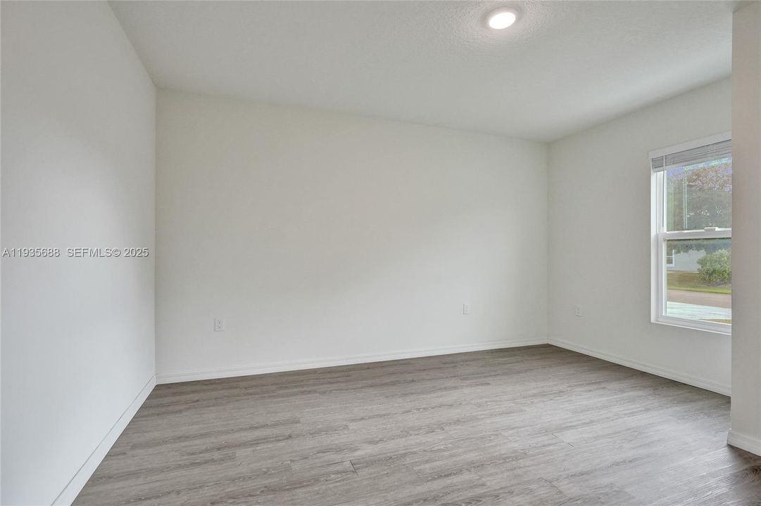 For Sale: $440,000 (5 beds, 2 baths, 2124 Square Feet)