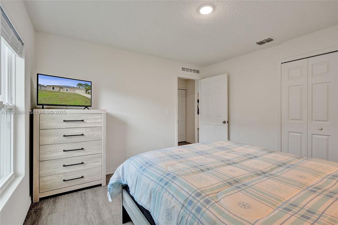 For Sale: $440,000 (5 beds, 2 baths, 2124 Square Feet)