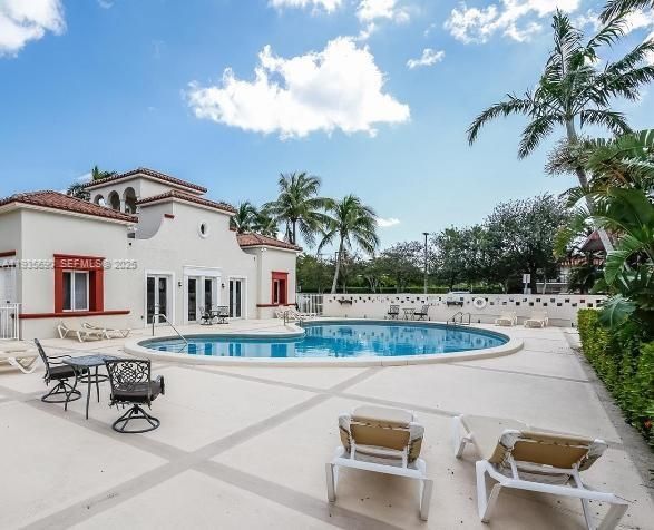 出租: $2,450 (1 贝兹, 1 浴室, 760 平方英尺)