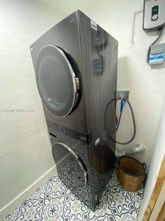 For Rent: $3,050 (3 beds, 1 baths, 1049 Square Feet)