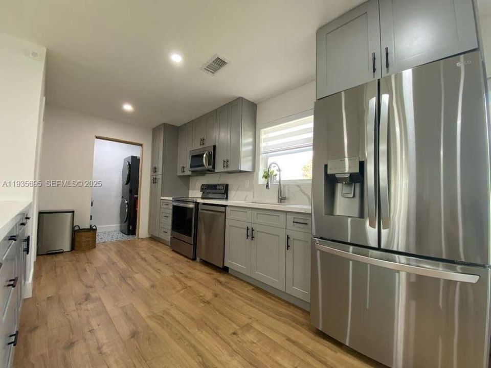 For Rent: $3,050 (3 beds, 1 baths, 1049 Square Feet)