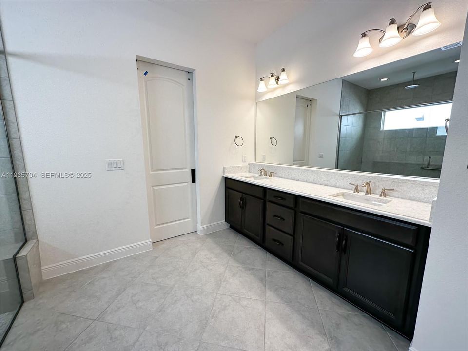 出租: $3,999 (3 贝兹, 2 浴室, 2424 平方英尺)