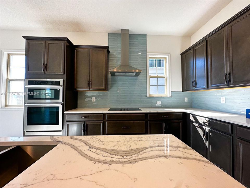 出租: $3,999 (3 贝兹, 2 浴室, 2424 平方英尺)