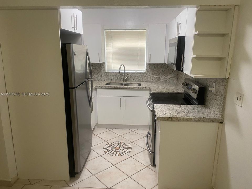 出租: $1,600 (1 贝兹, 1 浴室, 637 平方英尺)